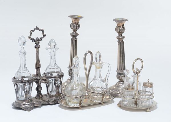 Tre oliere e coppia di candelieri in argento, XX secolo