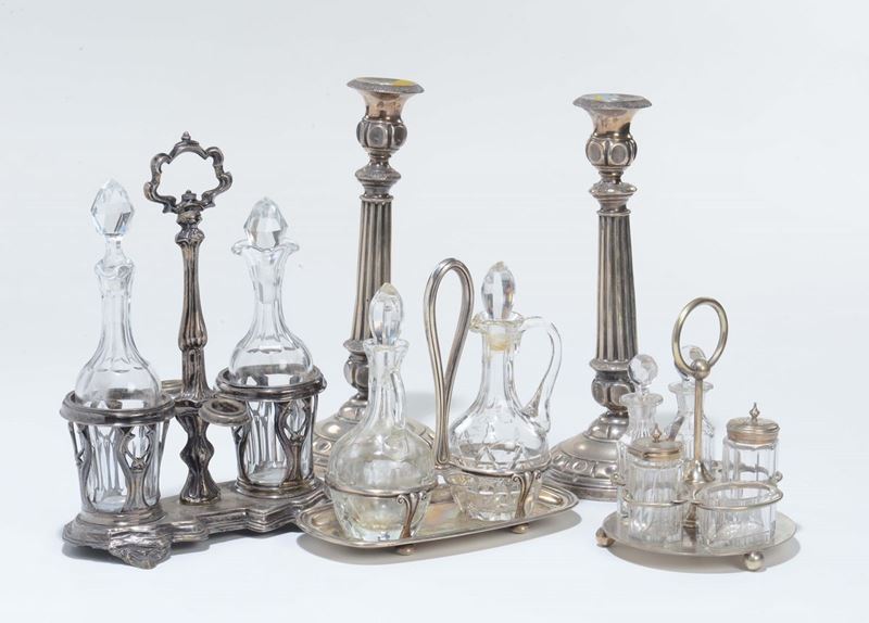 Tre oliere e coppia di candelieri in argento, XX secolo  - Asta Antiquariato - Cambi Casa d'Aste
