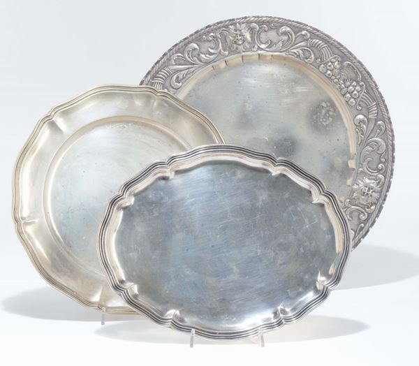 Tre vassoi diversi in argento, XX secolo