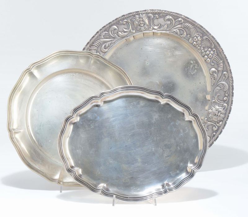 Tre vassoi diversi in argento, XX secolo  - Auction Fine Art - Cambi Casa d'Aste
