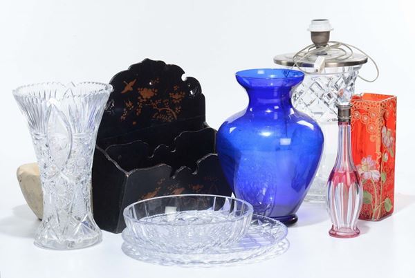 Lotto di oggetti in cristallo e portariviste ebanizzato