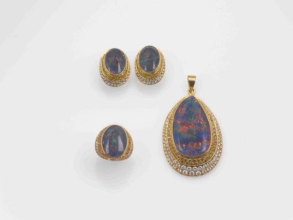 Parure di opali doublette composta da orecchini, anello e pendente con diamanti