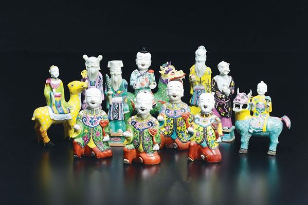 Gruppo di undici personaggi in porcellana a smalti policromi, Cina, Dinastia Qing, XIX secolo