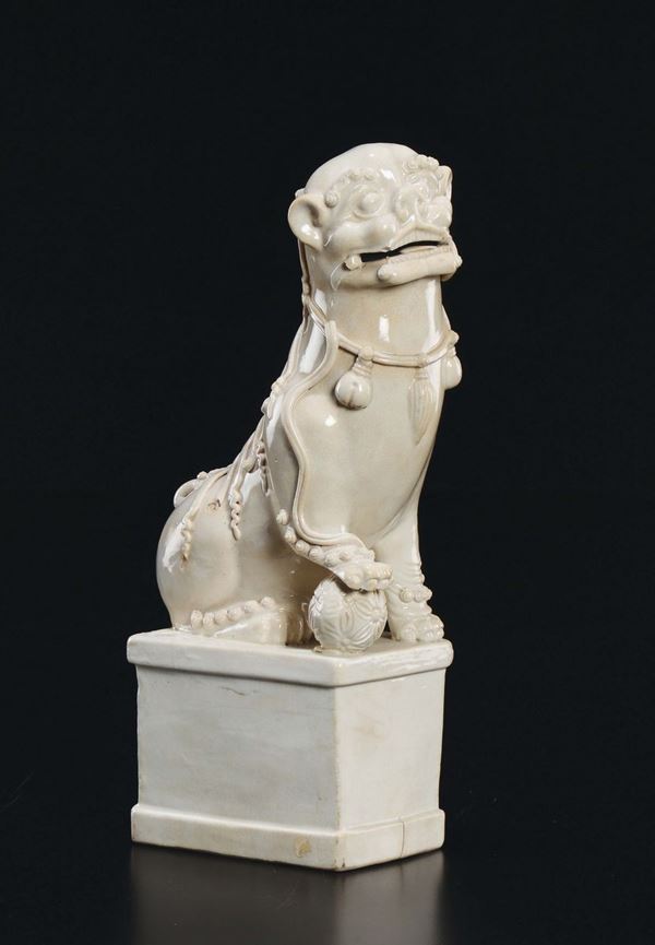 Figura di cane di Pho con palla in porcellana Blanc de China, Cina, XX secolo
