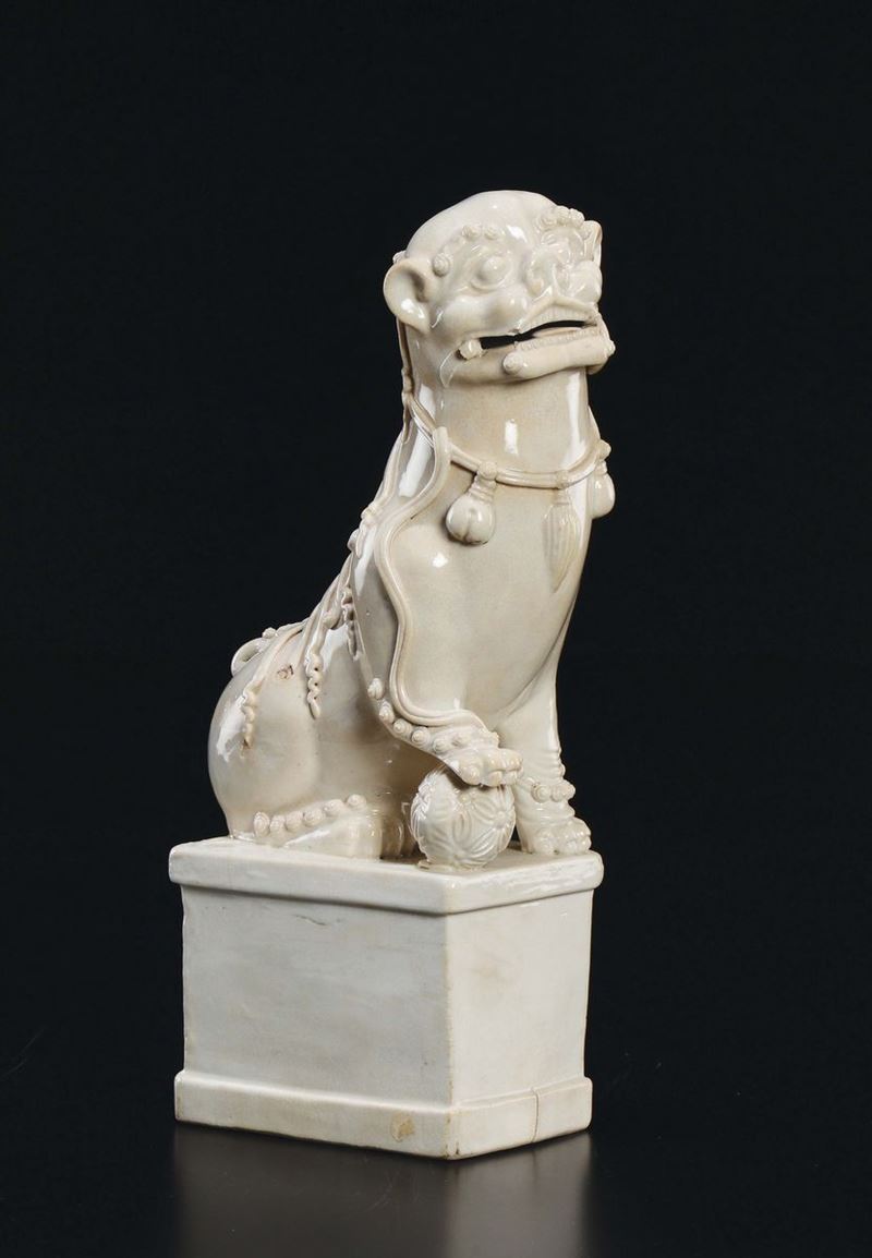 Figura di cane di Pho con palla in porcellana Blanc de China, Cina, XX secolo  - Asta Chinese Works of Art - Cambi Casa d'Aste