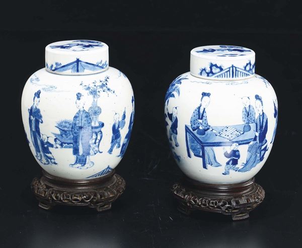 Coppia di piccole potiches con coperchio in porcellana bianca e blu con raffigurazione di personaggi che giocano, Cina, Dinastia Qing, XVIII secolo