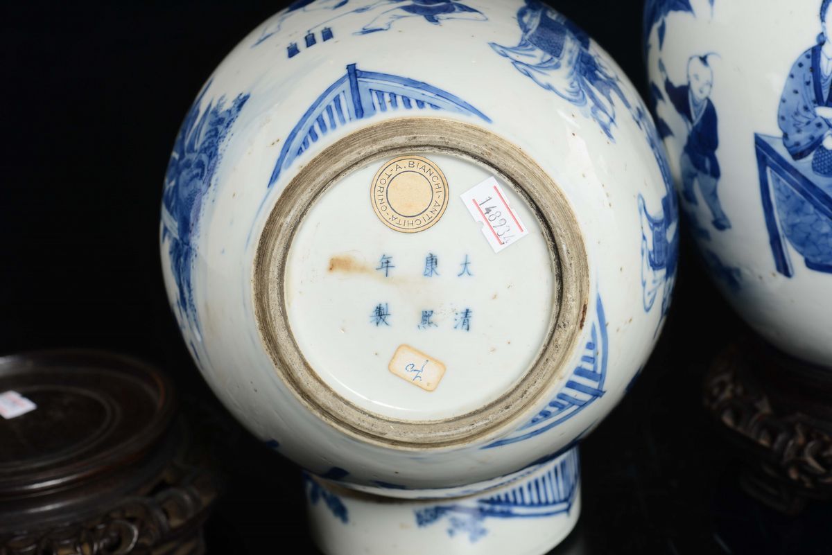 Coppia di Piccole Potiches con Coperchio in Porcellana Bianca e Blu con Raffigurazione di Persona...