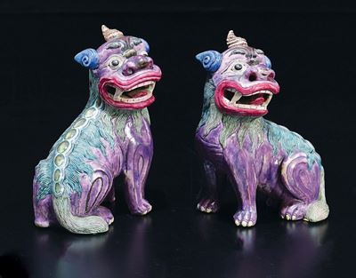 Coppia di Cani di Pho in Porcellana a Smalti Policromi, Cina, Dinastia Qing, XIX Secolo