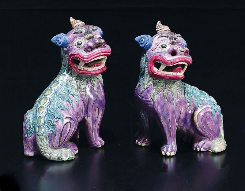 Coppia di cani di Pho in porcellana a smalti policromi, Cina, Dinastia Qing, XIX secolo  - Asta Chinese Works of Art - Cambi Casa d'Aste