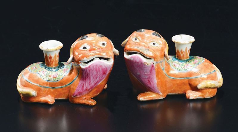 Coppia di cani di Pho in porcella a smalti policromi con vaso sul dorso, Cina, Dinastia Qing, XIX secolo  - Asta Chinese Works of Art - Cambi Casa d'Aste
