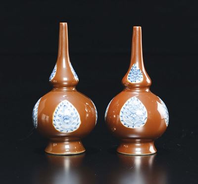 Coppia di Vasetti in Porcellana a Fondo Marrone con Riserve Bianche e Blu, Cina, Dinastia Qing, X...