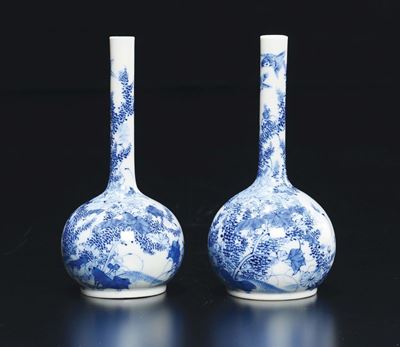 Coppia di Vasi Ad Ampolla in Porcellana Bianca e Blu a Decoro Floreale, Giappone, XIX Secolo
