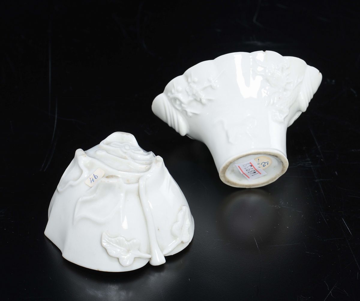 Due Coppe in Porcellana Blanc De Chine con Decoro Floreale a Rilievo, Cina, Dinastia Qing, Fine X...