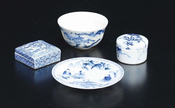 Lotto composto da un coppetta, un piattino e due scatoline in porcellana bianca e blu, Cina, Dinastia Qing, XIX secolo