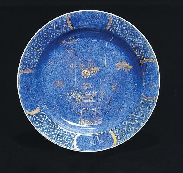Piatto in porcellana a fondo blu con decoro dorato di cesto di fiori, Cina, Dinastia Qing, XIX secolo