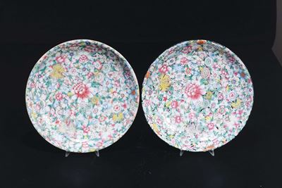Coppia di Piatti in Porcellana a Smalti Policromi con Decoro Millefiori, Cina, XX Secolo