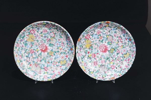 Coppia di piatti in porcellana a smalti policromi con decoro millefiori, Cina, XX secolo