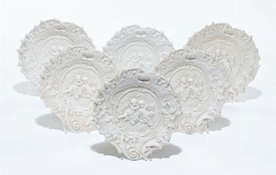 Sei Piattini in Ceramica Bianca con Decorazione di Puttini a Rilievo, XIX Secolo
