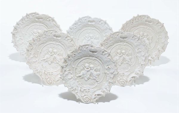 Sei piattini in ceramica bianca con decorazione di puttini a rilievo, XIX secolo