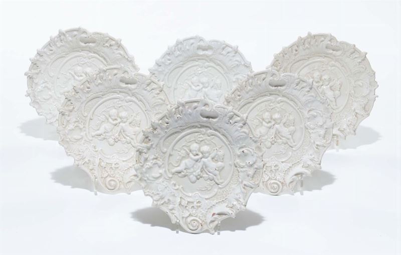 Sei piattini in ceramica bianca con decorazione di puttini a rilievo, XIX secolo  - Auction Asta a Tempo Antiquariato - Cambi Casa d'Aste