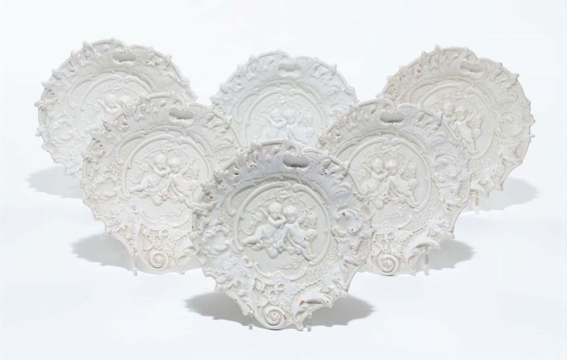 Sei piattini in ceramica bianca con decorazione di puttini a rilievo, XIX secolo  - Asta Antiquariato - Cambi Casa d'Aste