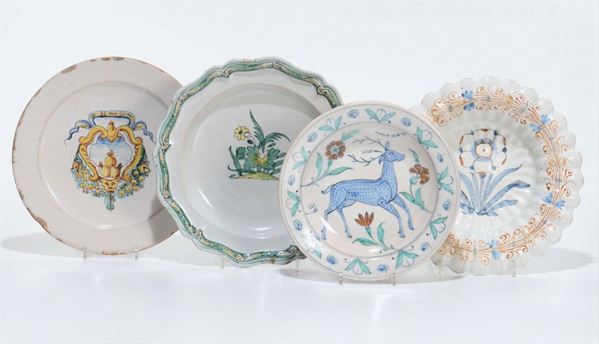 Quattro piatti in maiolica diversi, XIX secolo