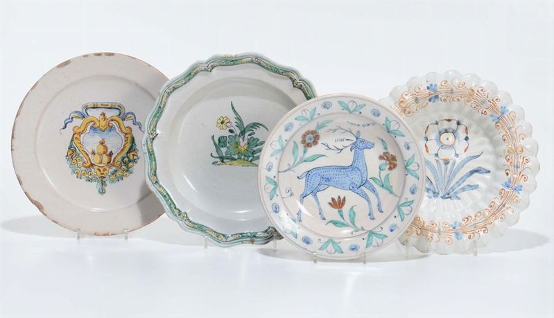 Quattro piatti in maiolica diversi, XIX secolo  - Asta Asta a Tempo Antiquariato - Cambi Casa d'Aste