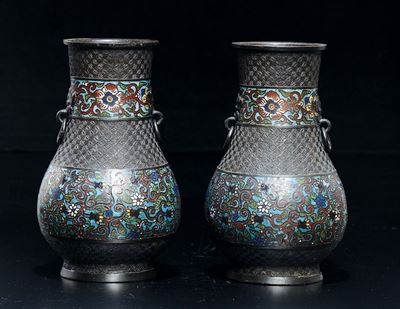 Coppia di Vasi in Bronzo con Smalti Cloisooné, Giappone, XX Secolo