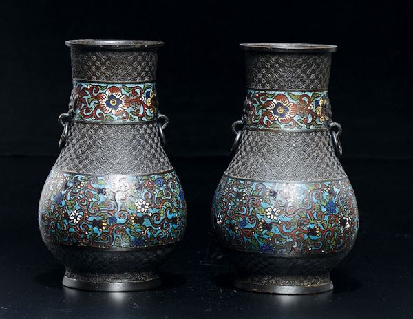 Coppia di vasi in bronzo con smalti cloisooné, Giappone, XX secolo