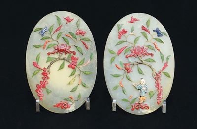 Coppia di Placche in Pietra Dura con Decoro a Rilievo di Rami Fioriti e Fanciullo, Cina, Inizio X...