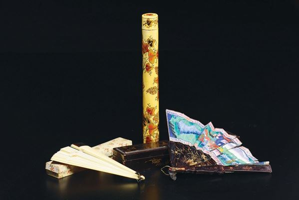 Lotto composto da due ventagli di cui uno entro scatola dipinta e portaventaglio laccato, Cina, inizio XX secolo