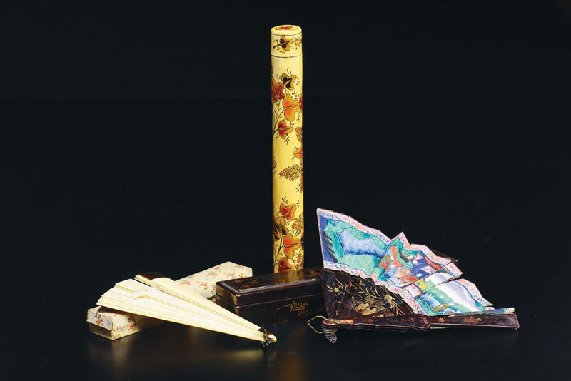 Lotto composto da due ventaglii di cui uno entro scatola dipinta e portaventaglio laccato, Cina, inizio XX secolo  - Asta Chinese Works of Art - Cambi Casa d'Aste