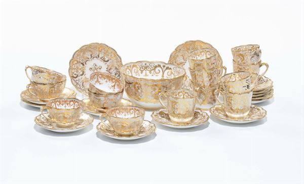 Gruppo di tazze in porcellana bianca e oro