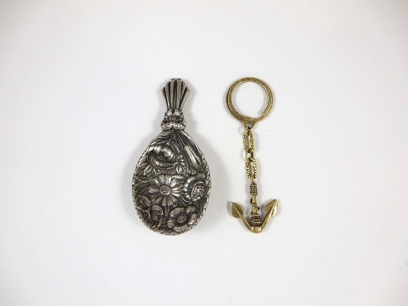 A keychain and a Buccellati spoon  - Auction Jewels Timed Auction - Cambi Casa d'Aste