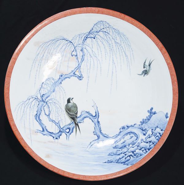 Grande piatto in porcellana bianca e blu con uccellini policromi e bordo rosso ferro, Cina, Dinastia Qing, XIX secolo