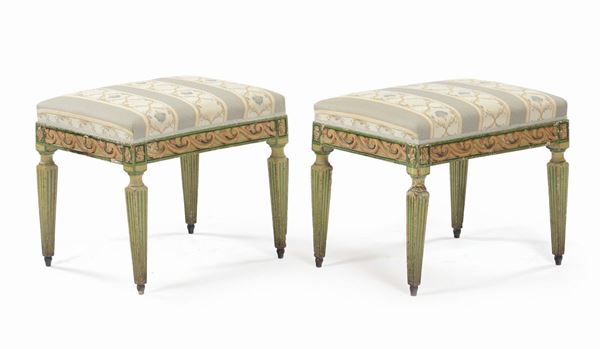 Coppia di sgabelli in legno intagliato e laccato, XVIII secolo