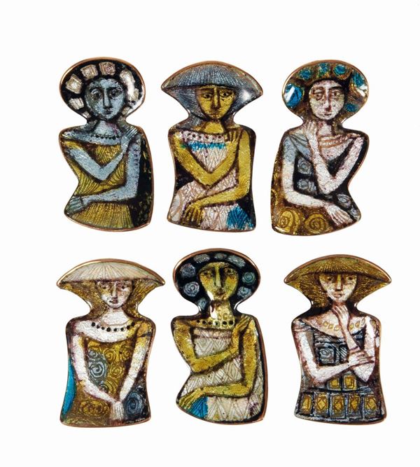 Set di appendiabiti in rame smaltato raffigurante donne in abito medievale.