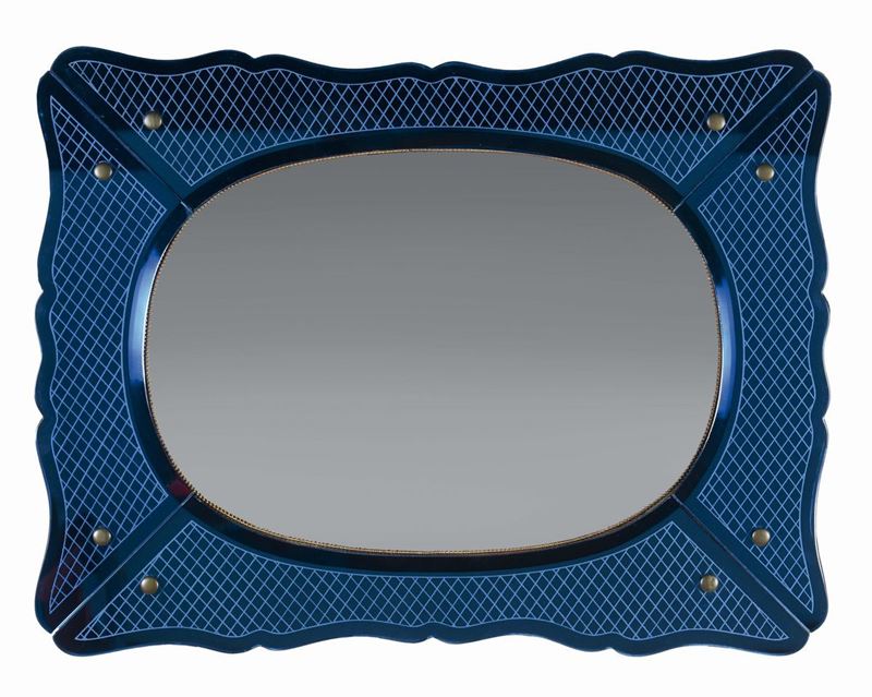 Specchiera con cornice in cristallo blu inciso a rotella e specchiato.  - Auction Design - Cambi Casa d'Aste