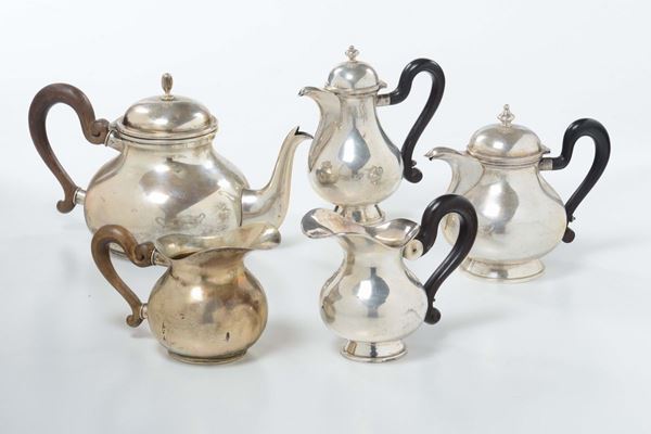 Lotto di cinque pezzi diversi in argento, XX secolo