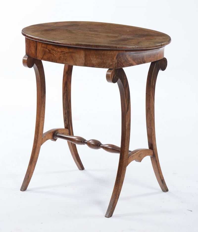 Tavolino ovale lastronato, inizio XX secolo  - Asta Antiquariato - Cambi Casa d'Aste