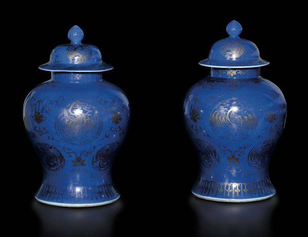 Coppia di potiches con coperchio in porcellana a fondo blu con decoro dorato di fenici, Cina, Dinastia Qing, XIX secolo