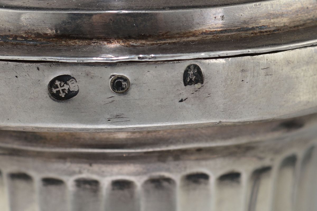 Rara Caffettiera Neoclassica in Argento Fuso, Sbalzato e Cesellato, Genova, Punzone della Torrett...