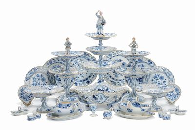 Importante e Ricco Servizio da Tavola in Porcellana di Meissen a Decoro Cipolla in Blu Cobalto, X...