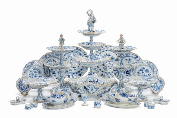 Importante e ricco servizio da tavola in porcellana di Meissen a decoro Cipolla in blu cobalto, XIX-XX  [..]
