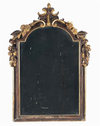Cornice Centinata in Legno Intagliato, Laccato e Dorato, XVIII Secolo