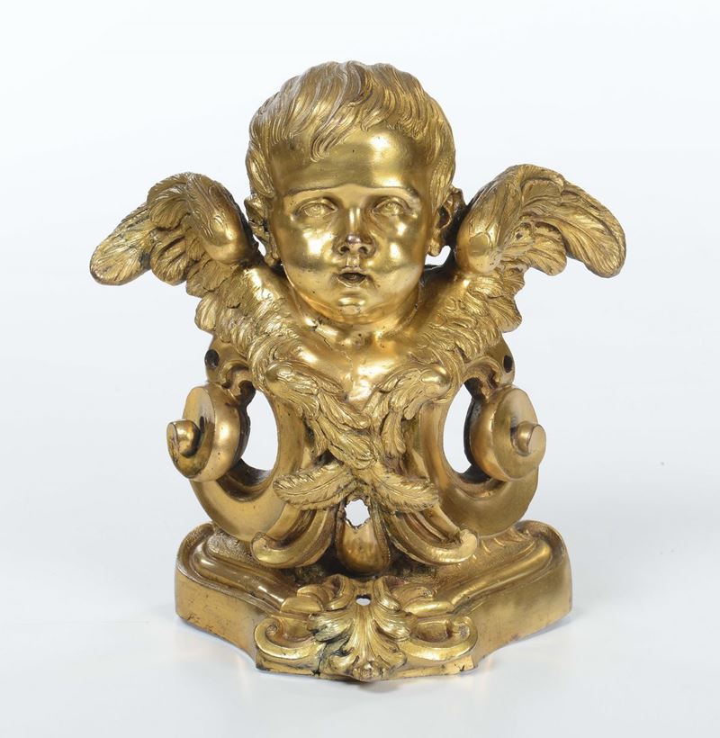 Elemento architettonico in bronzo dorato con putto a tuttotondo, XVIII secolo  - Asta Antiquariato - Cambi Casa d'Aste
