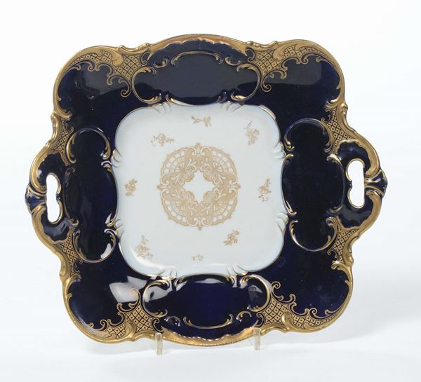 Vassoio in porcellana smaltata blu e oro, XX secolo
