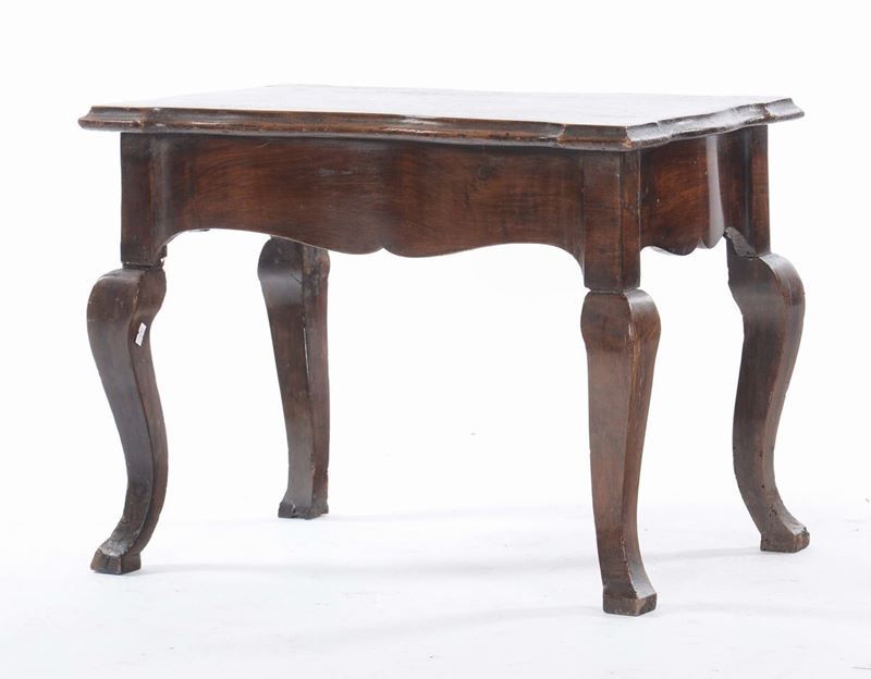 Tavolino da salotto in noce, XX secolo  - Auction Fine Art - Cambi Casa d'Aste