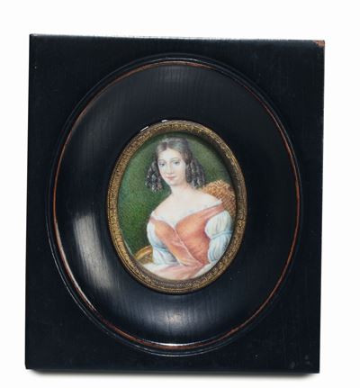 Tre Miniature su Avorio Raffiguranti Ritratti Femminili, XIX Secolo