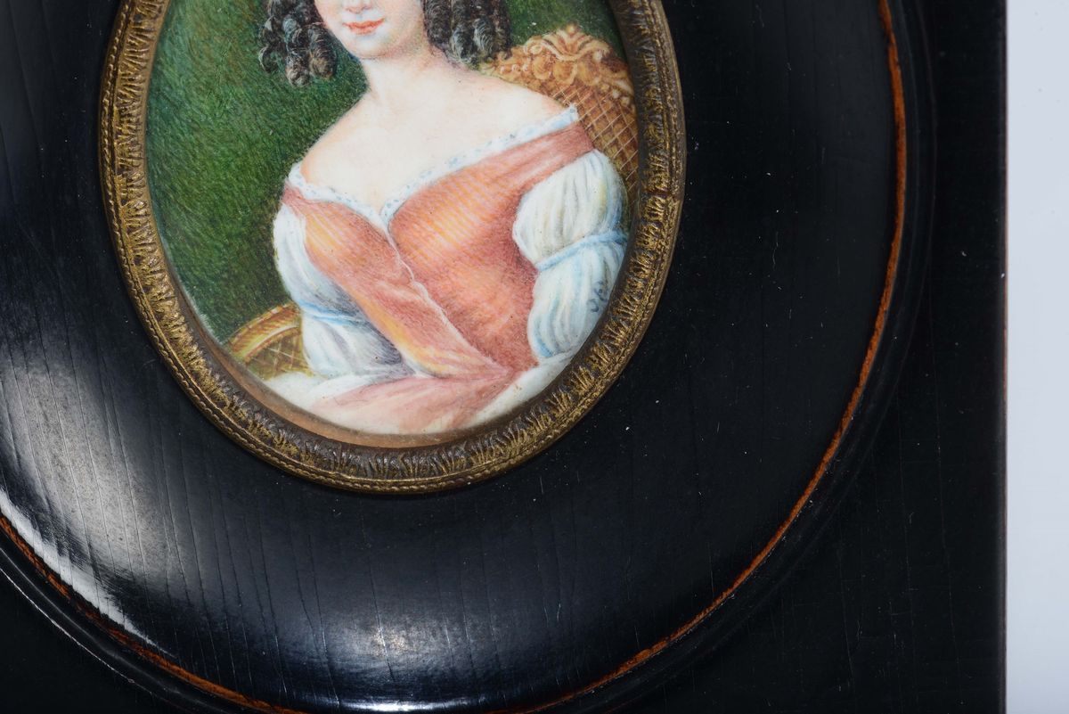 Tre Miniature su Avorio Raffiguranti Ritratti Femminili, XIX Secolo